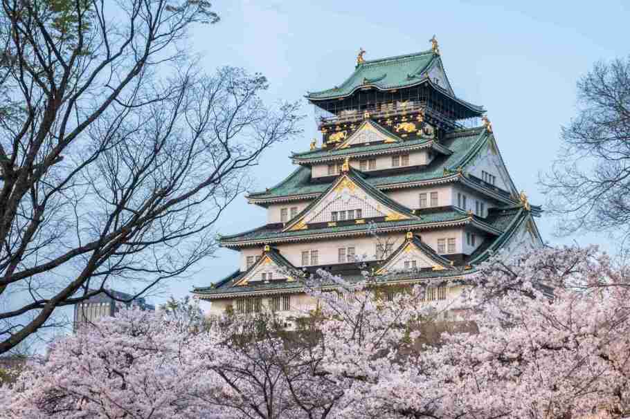 Castillo de Osaka con parque alrededor
