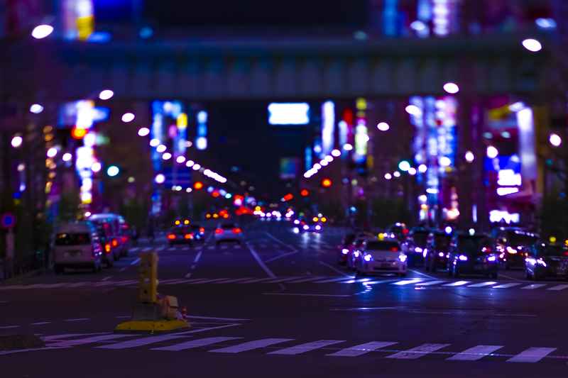 Calle animada de Akihabara con luces de neón