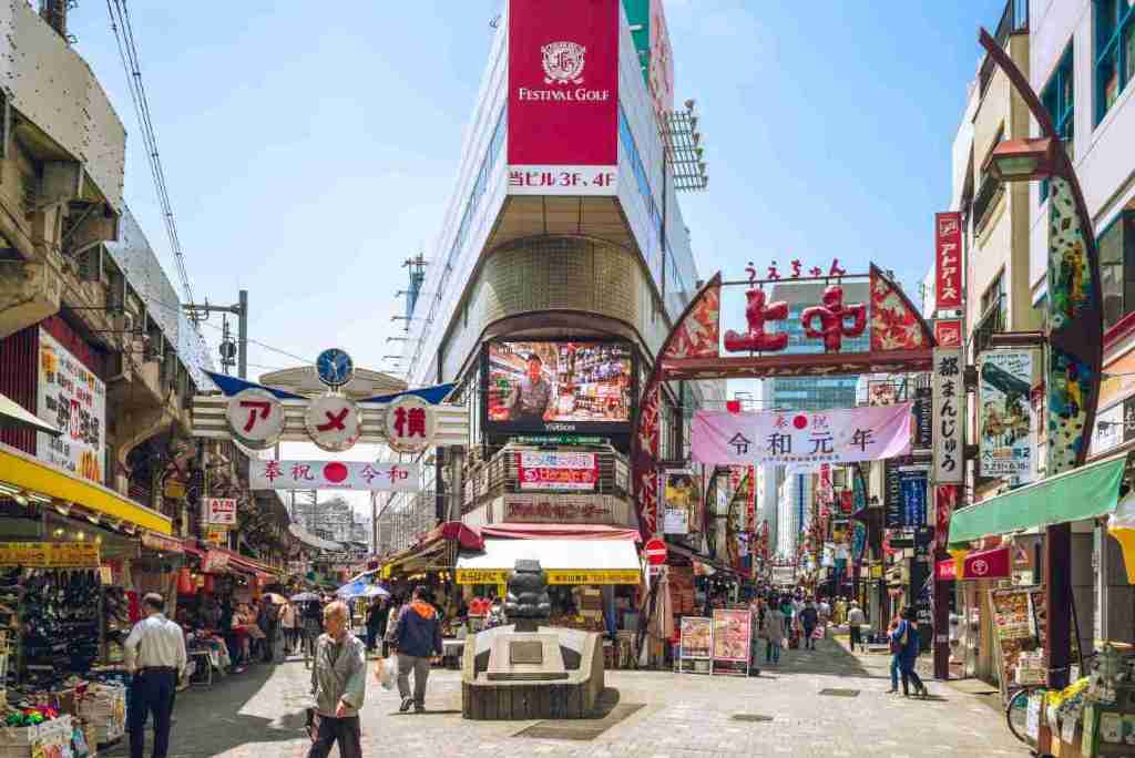 Calle comercial Ameya Yokocho en Tokio con tiendas y puestos