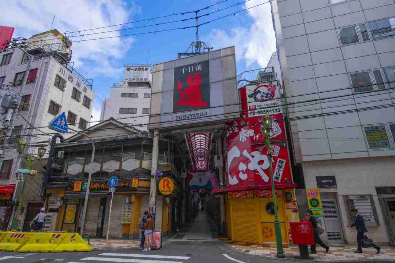 Edificios y tiendas en la calle Doguya Suji en Osaka