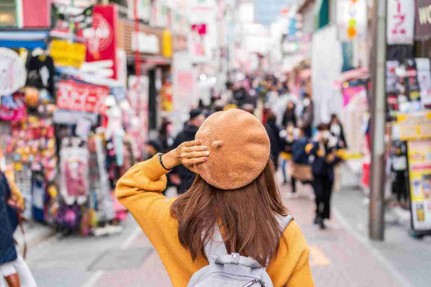 Personas con moda japonesa y cosplay en la calle