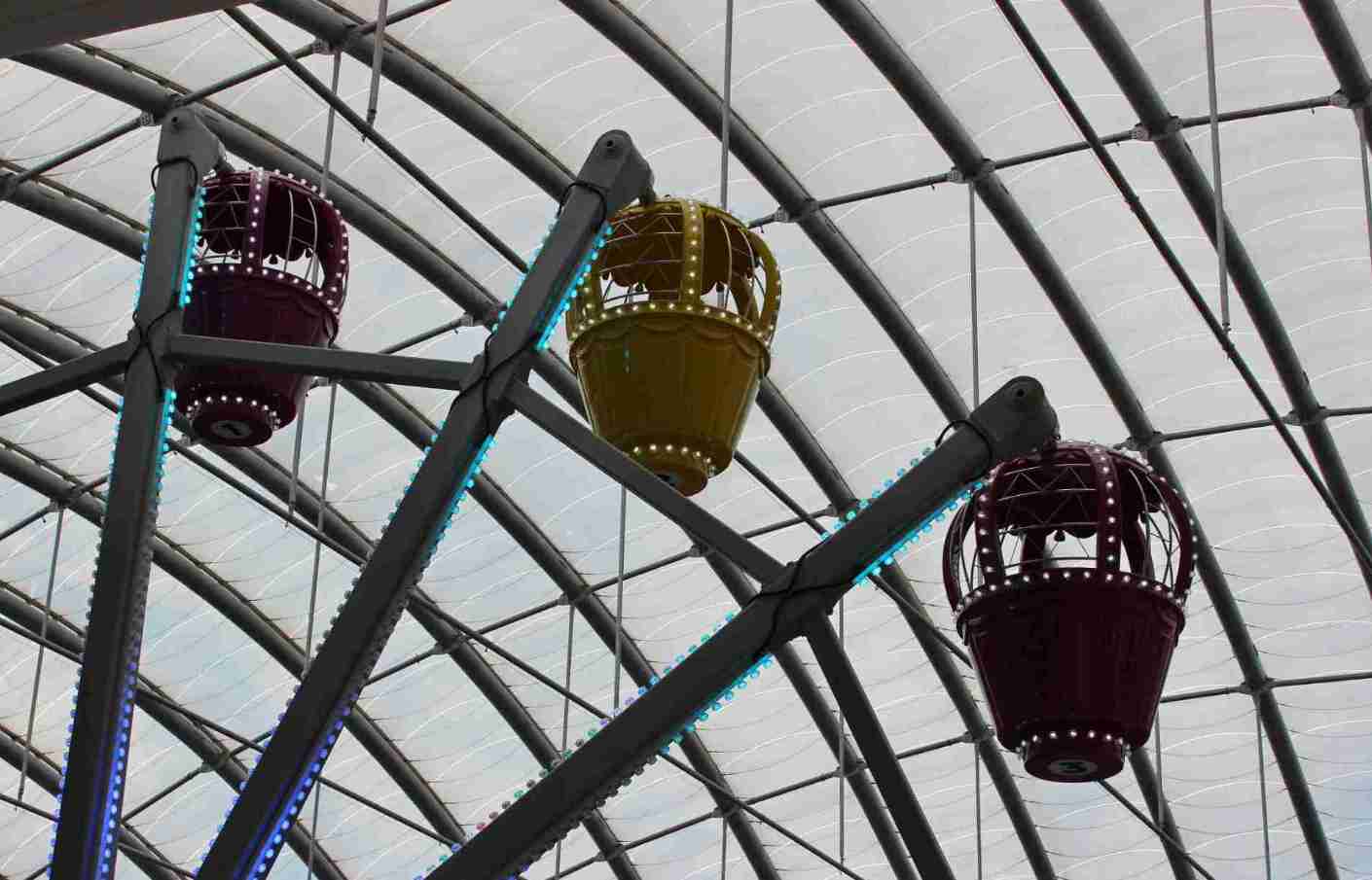 Noria roja sobre un centro comercial en Osaka