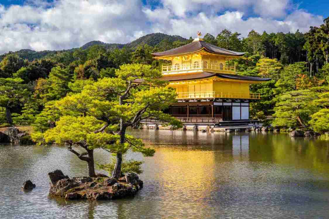 Templo Kinkaku-ji reflejado en el lago