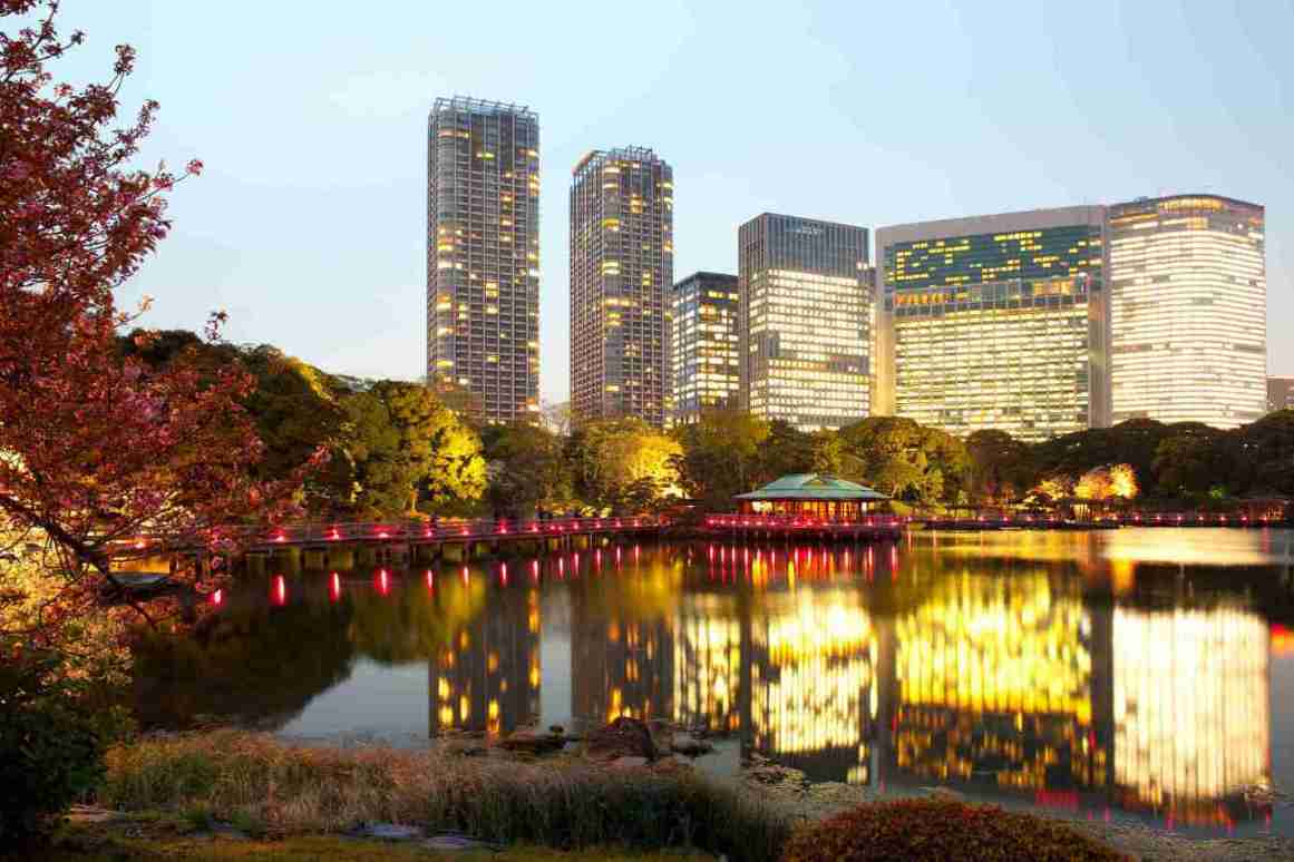 Jardines Hamarikyu con rascacielos de Tokio al fondo