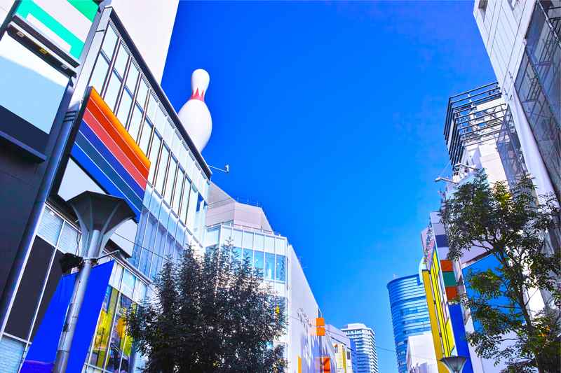 Calles animadas del distrito Ikebukuro en Tokio