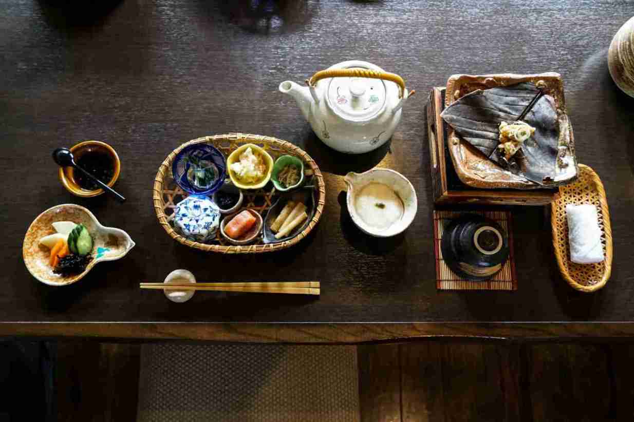 Desayuno tradicional japonés servido en un ryokan