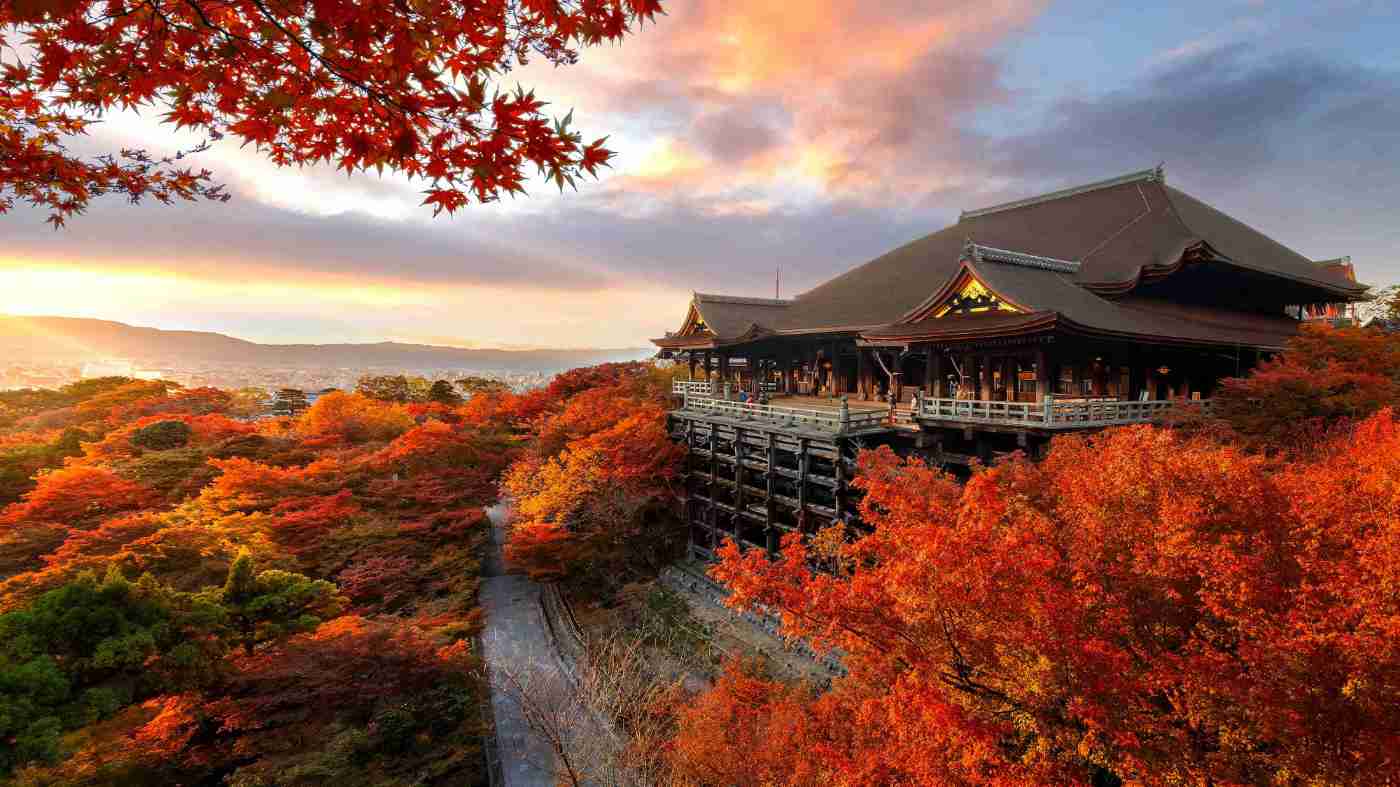 Templo Kiyomizu-dera con terraza de madera