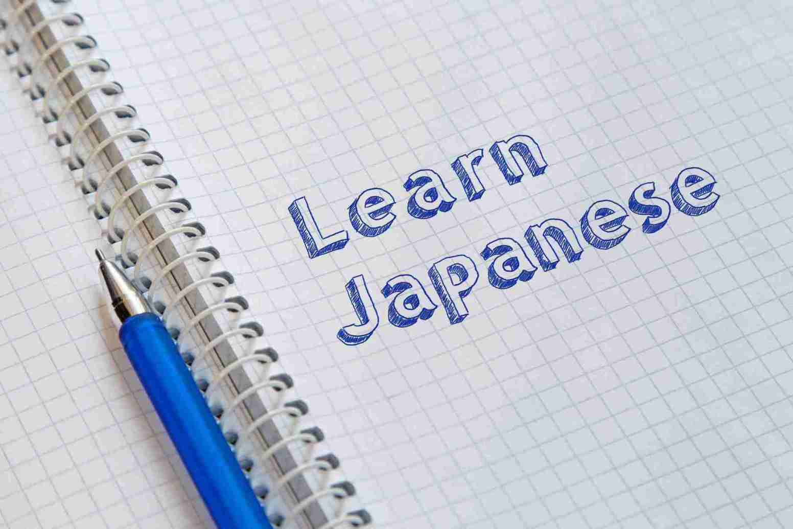 Texto japonés escrito a mano en papel