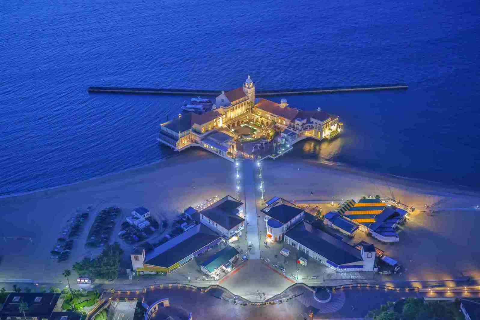 Momochi Seaside Park con playa y mar