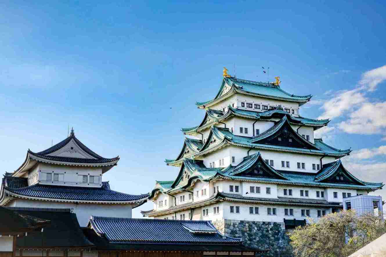 Castillo de Nagoya con tejado verde y adornos dorados