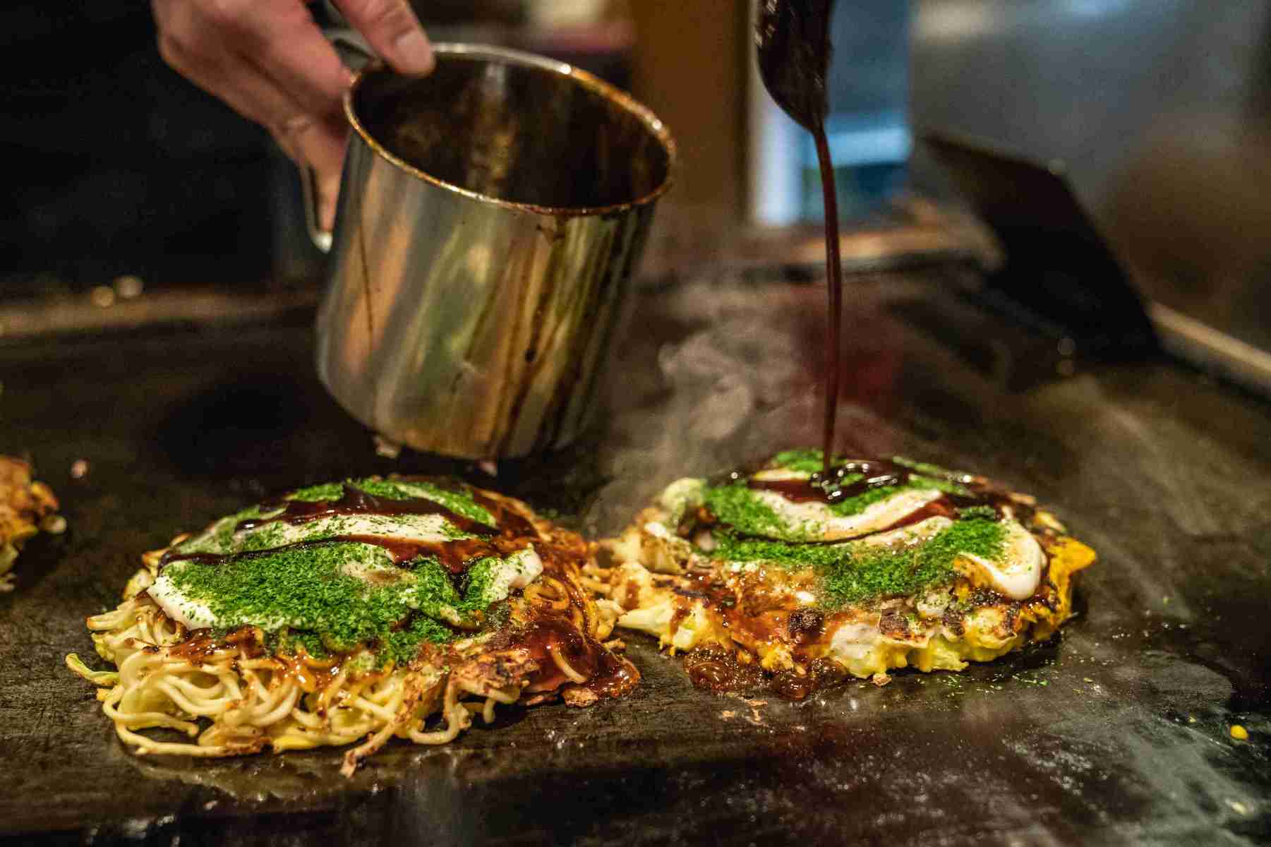 Okonomiyaki plato tradicional japonés