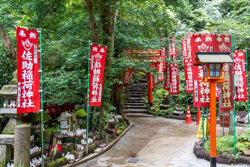 Santuario Sasuke Inari con estatuas de zorros