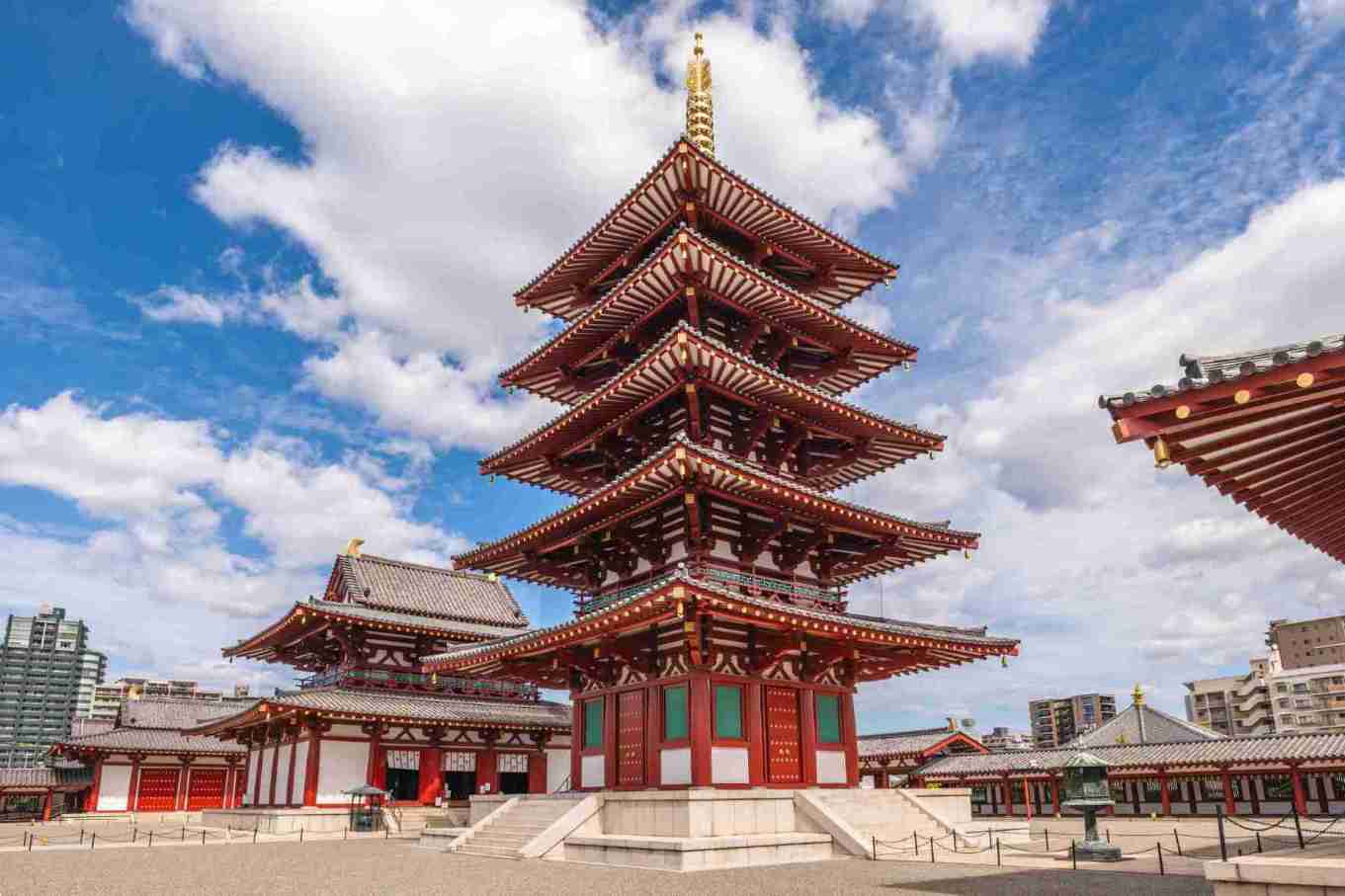 Templo Shitennoji con pagoda tradicional