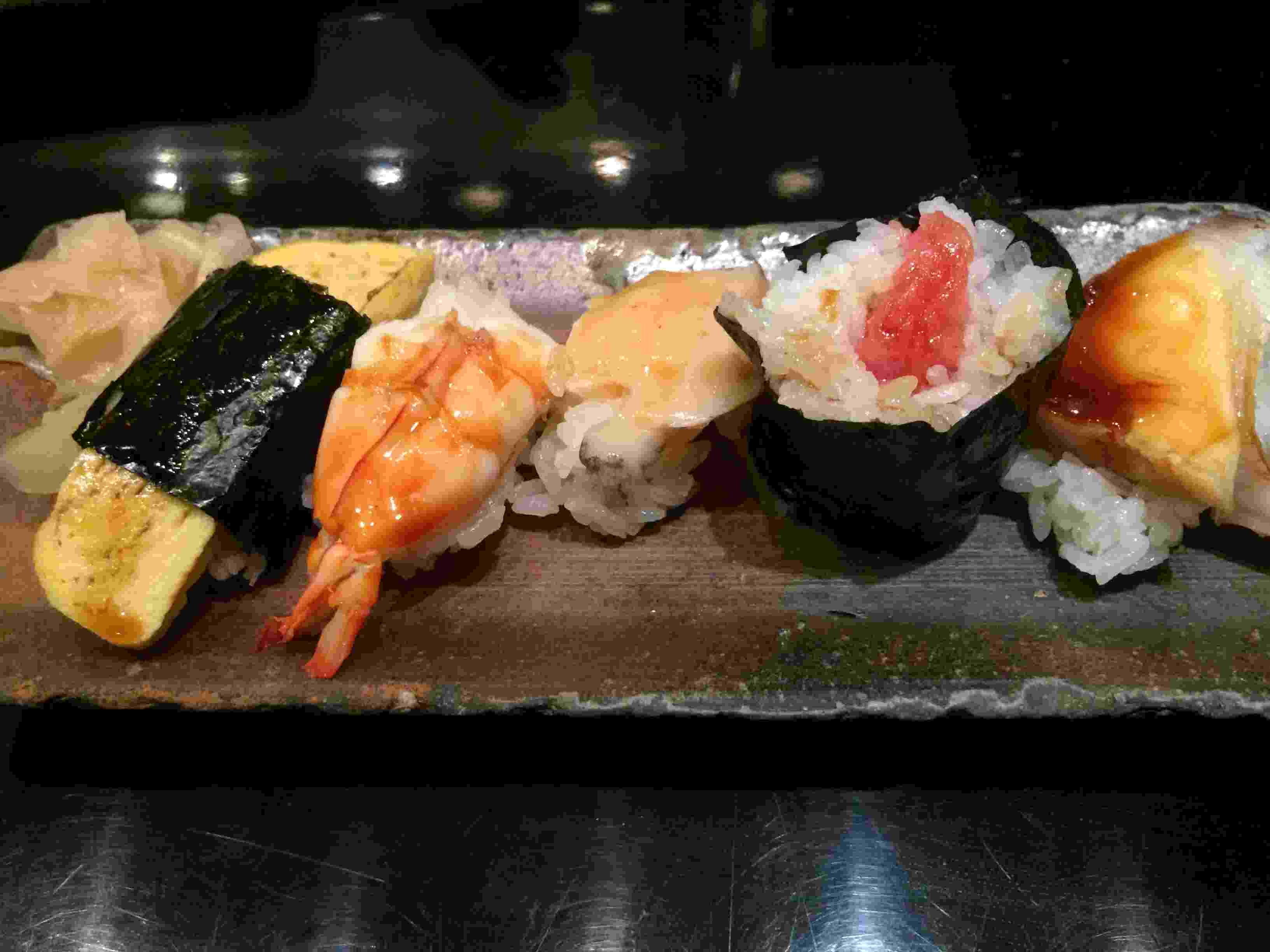 Plato de sushi tradicional en la región de Kansai