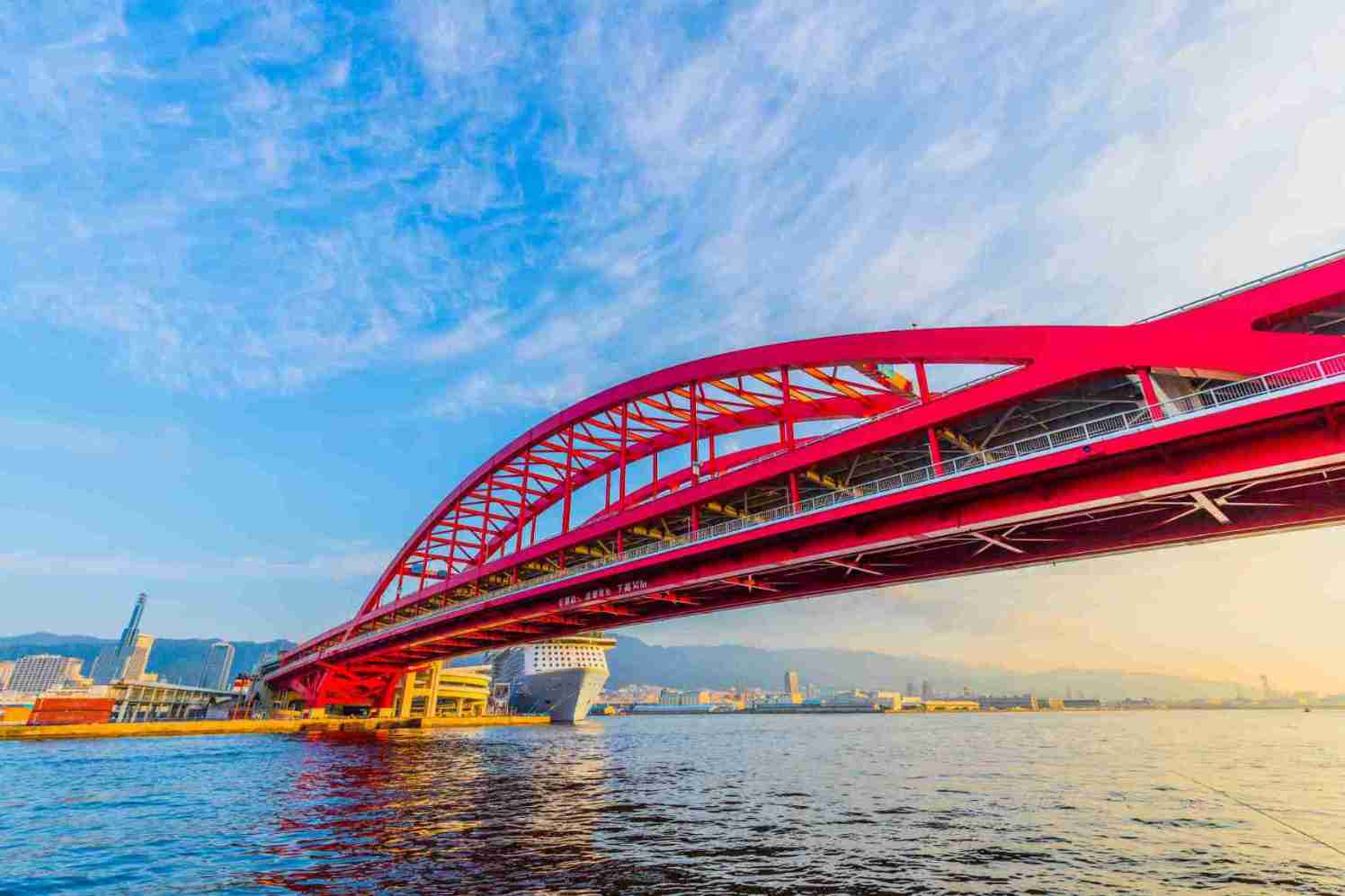 Gran puente colgante sobre el mar en Japón