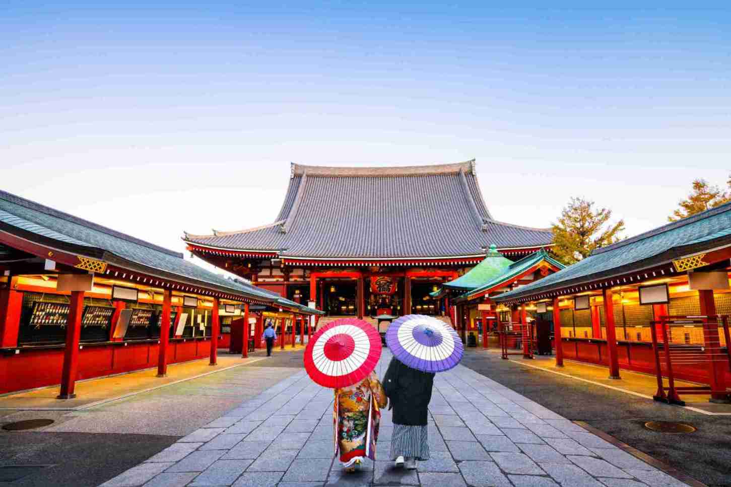 Puerta Kaminarimon con linterna roja gigante
