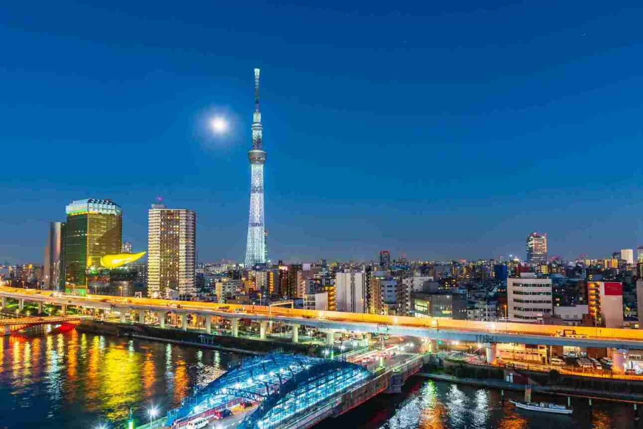 Tokyo Tower y el río Sumida iluminados por la noche