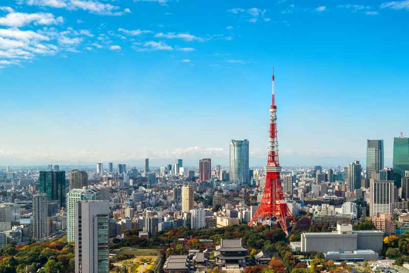 Tokyo Tower iluminada sobre la ciudad