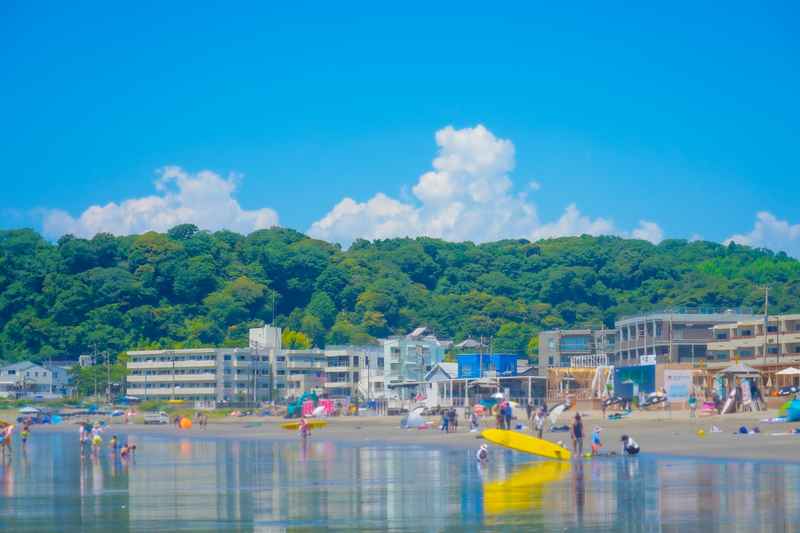 Playa Yuigahama con vista al océano