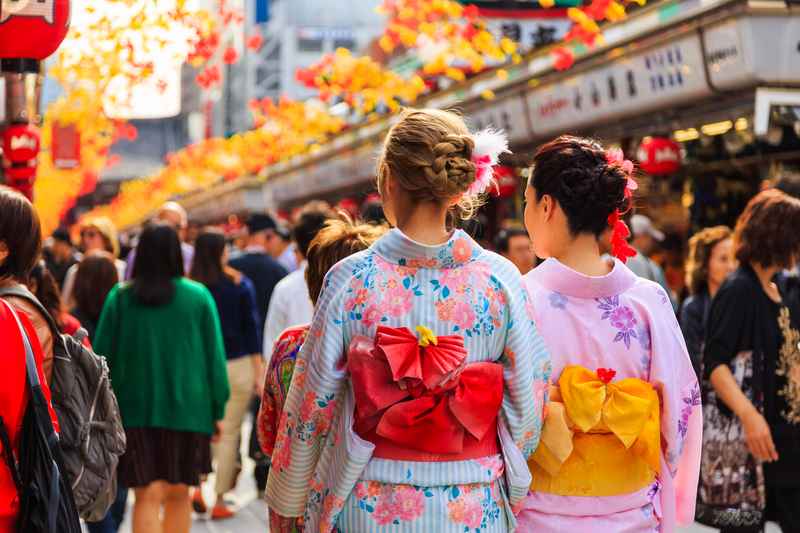 Experimenta el tradicional kimono japonés con viajes juveniles a Japón: un colorido símbolo de la cultura japonesa.