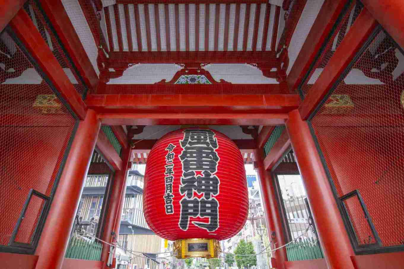 La famosa Puerta Kaminarimon que da acceso al Templo Sensō-ji en Asakusa, Tokio.